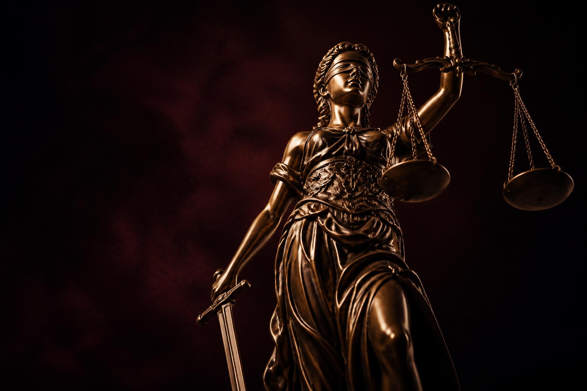 Estátua da Deusa da Justiça segurando a balança e a espada